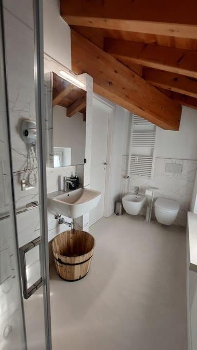 Sui Tetti Di Valeggio - Holiday Apartment Валеджо-суль-Минчо Экстерьер фото